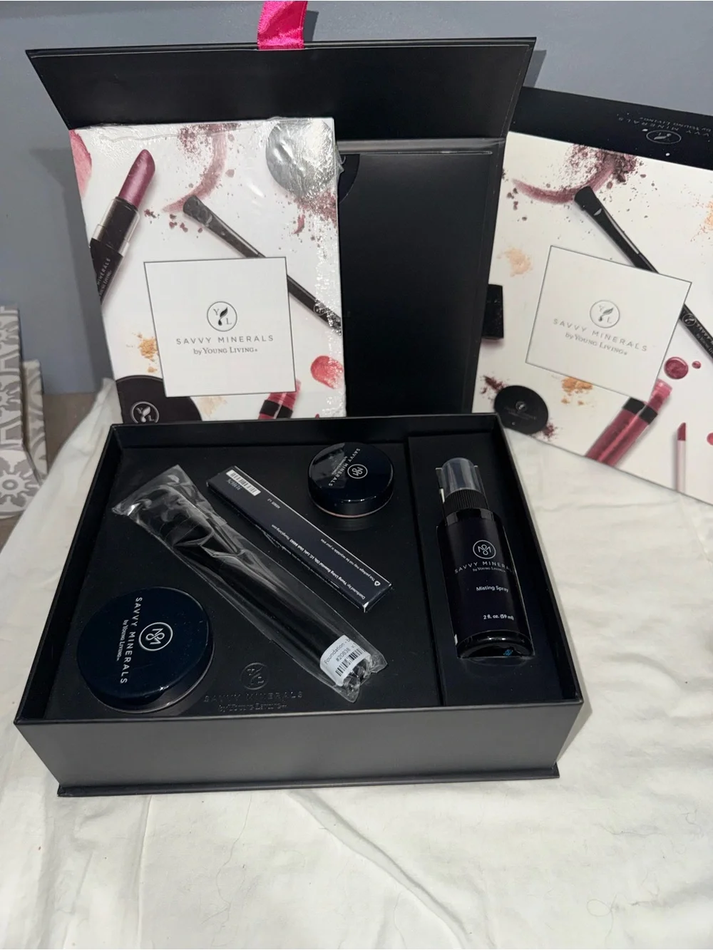 NIB savvy minerals young living makeup set